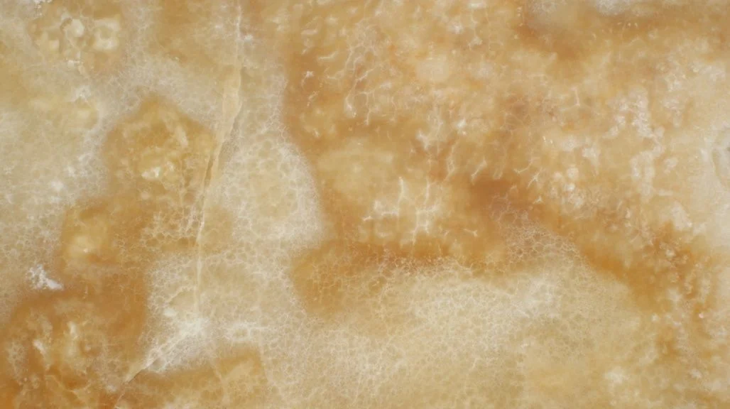 Honey Onyx: Capas translúcidas y flujo mineral cálido