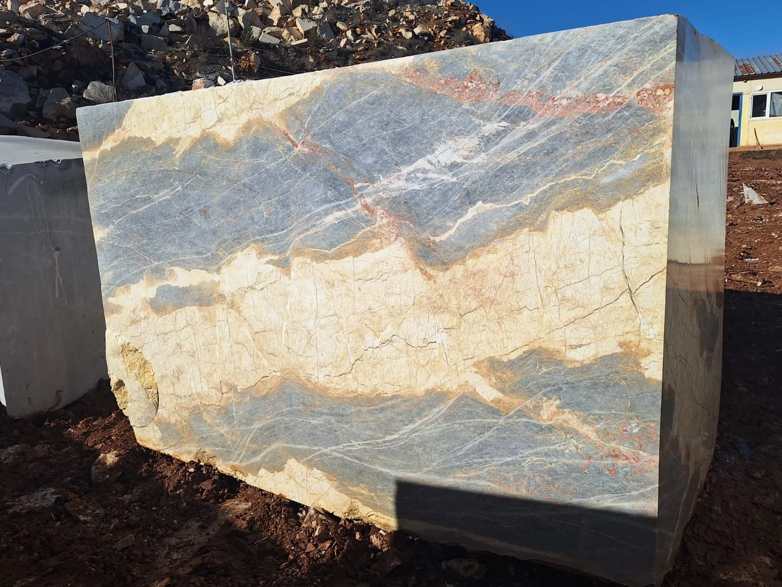 ek görünüm, Azure Crown Doğal Taş blok AC-2026-01 - 25.30 ton, 9.30 m³ - Satıldı Konum: Eskişehir, Türkiye Marque Natural Stones tarafından