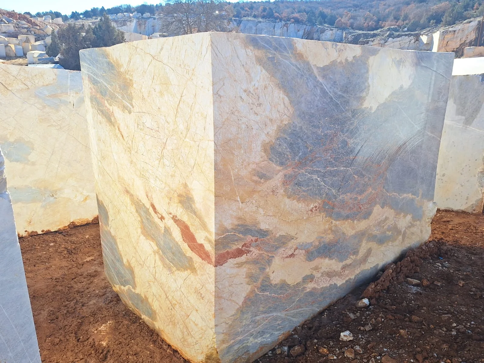 ek görünüm, Azure Crown Doğal Taş blok AC-2026-01 - 25.30 ton, 9.30 m³ - Satıldı Konum: Eskişehir, Türkiye Marque Natural Stones tarafından