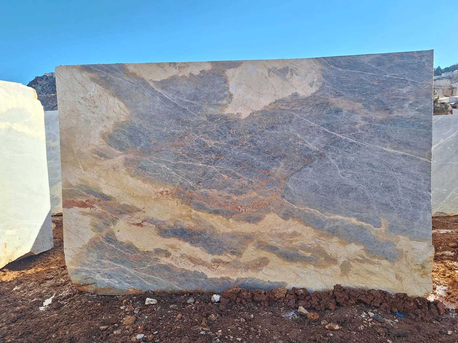 ek görünüm, Azure Crown Doğal Taş blok AC-2026-01 - 25.30 ton, 9.30 m³ - Satıldı Konum: Eskişehir, Türkiye Marque Natural Stones tarafından