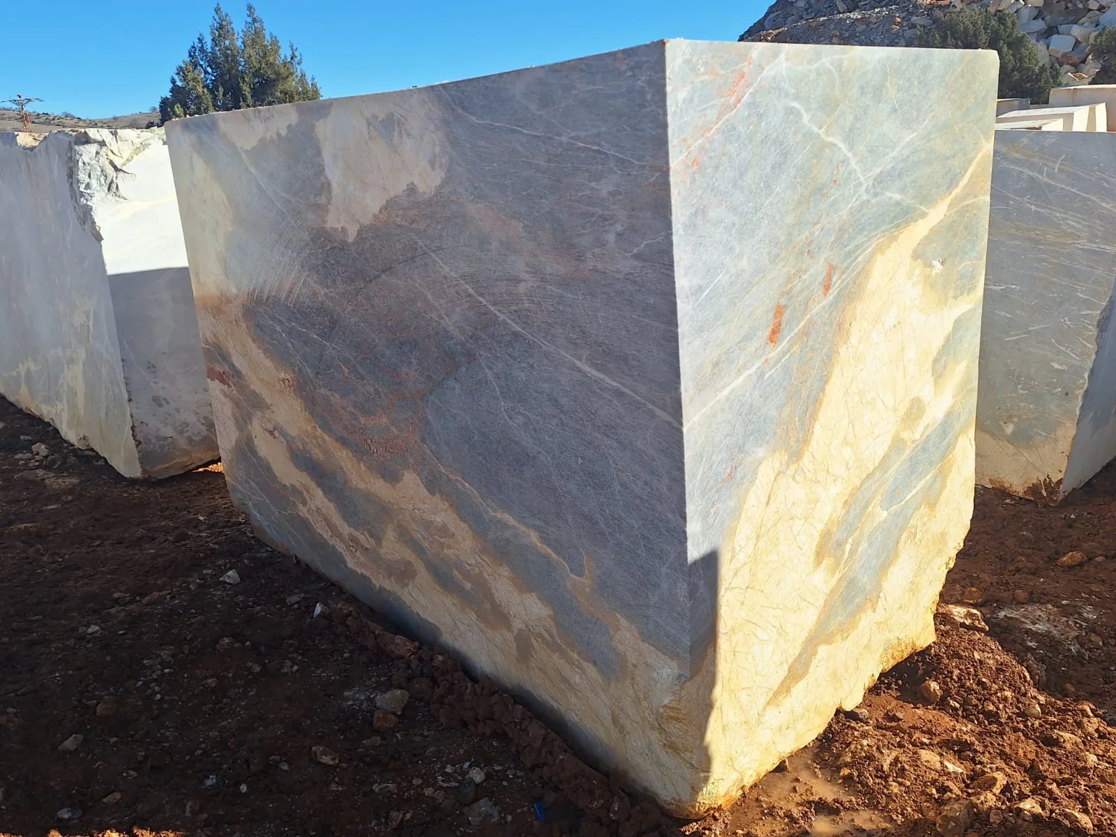ek görünüm, Azure Crown Doğal Taş blok AC-2026-01 - 25.30 ton, 9.30 m³ - Satıldı Konum: Eskişehir, Türkiye Marque Natural Stones tarafından