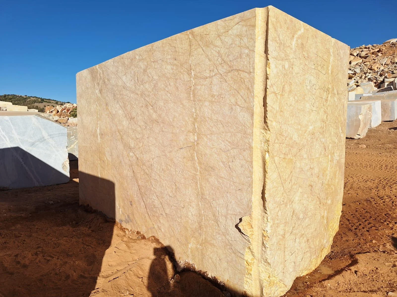 ek görünüm, Golden Spider Doğal Taş blok GS-2026-02 - 25.17 ton, 8.99 m³ - Satıldı Konum: Eskişehir, Türkiye Marque Natural Stones tarafından