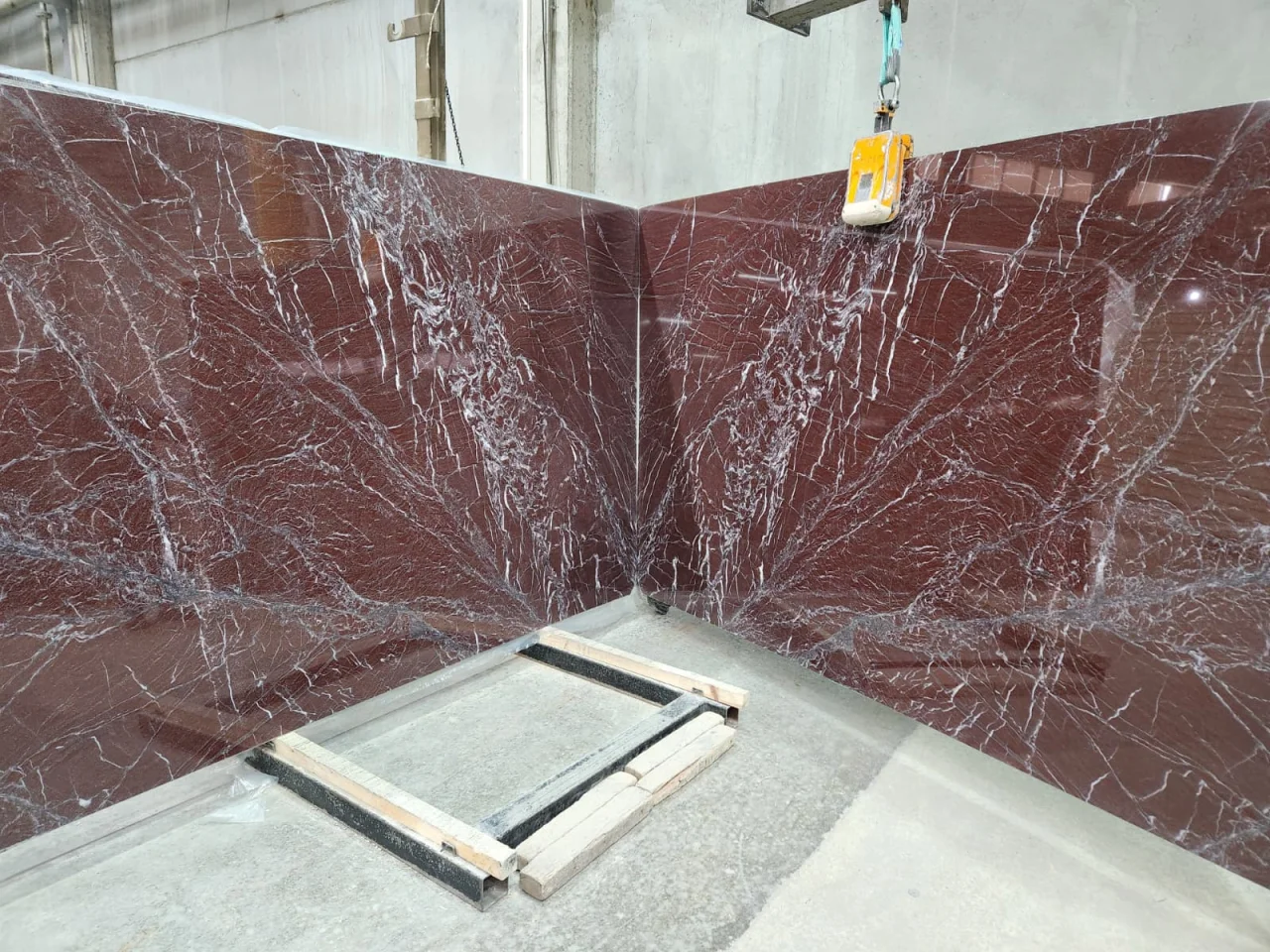 Mármol Rosso Laguna ya disponible en inventario - 2