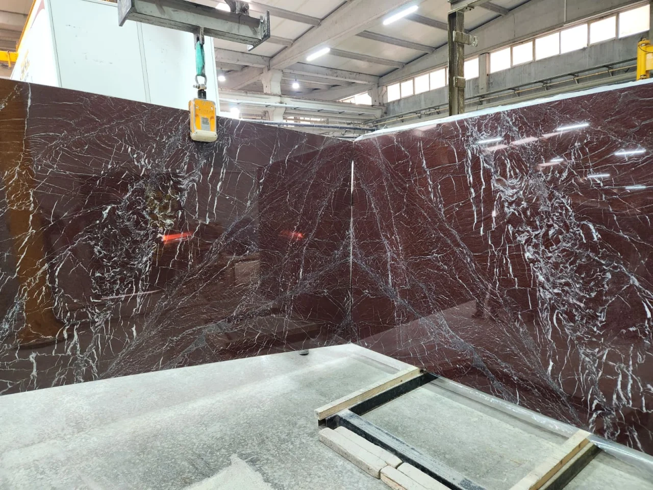 Mármol Rosso Laguna ya disponible en inventario - 4