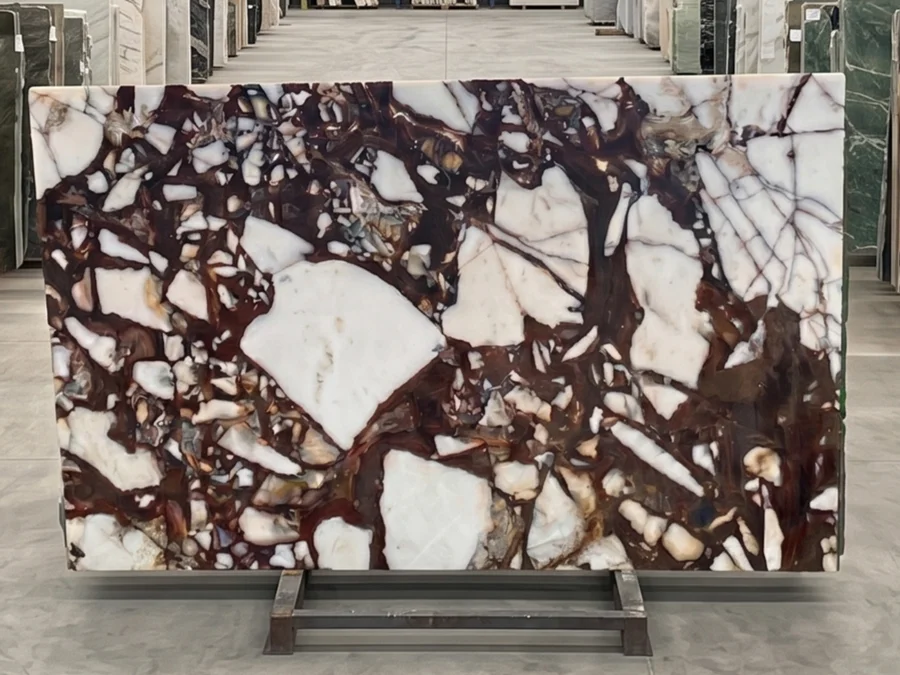 lastra lucida di marmo Breccia Nexus con venature brecciate bordeaux-marrone in esposizione