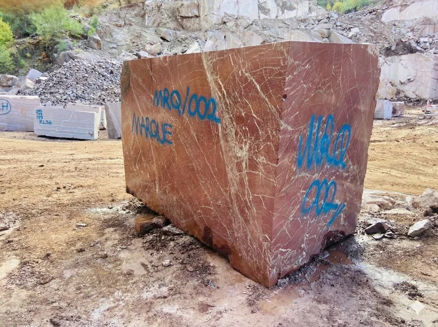 Vista general del proceso de producción de losas de mármol Rosso Laguna | Marque Natural Stones